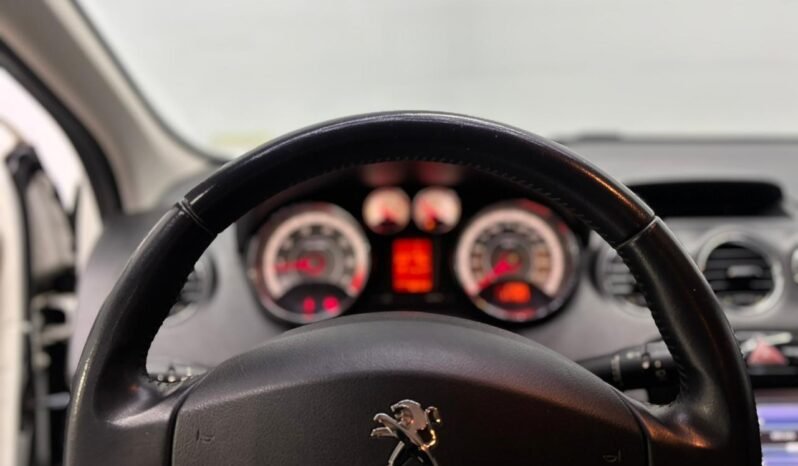 
								PEUGEOT 308 1.6 ALLURE NAV 2015 CON 111.000KM lleno									