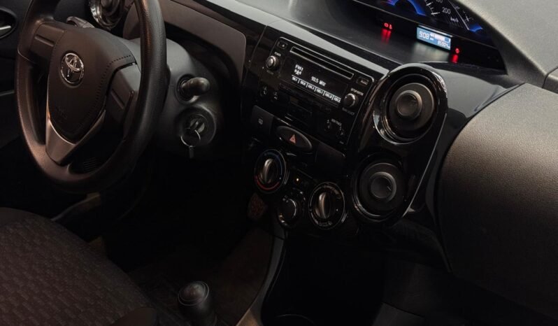 
								TOYOTA ETIOS X 1.5 M/T CON 88.000KM lleno									