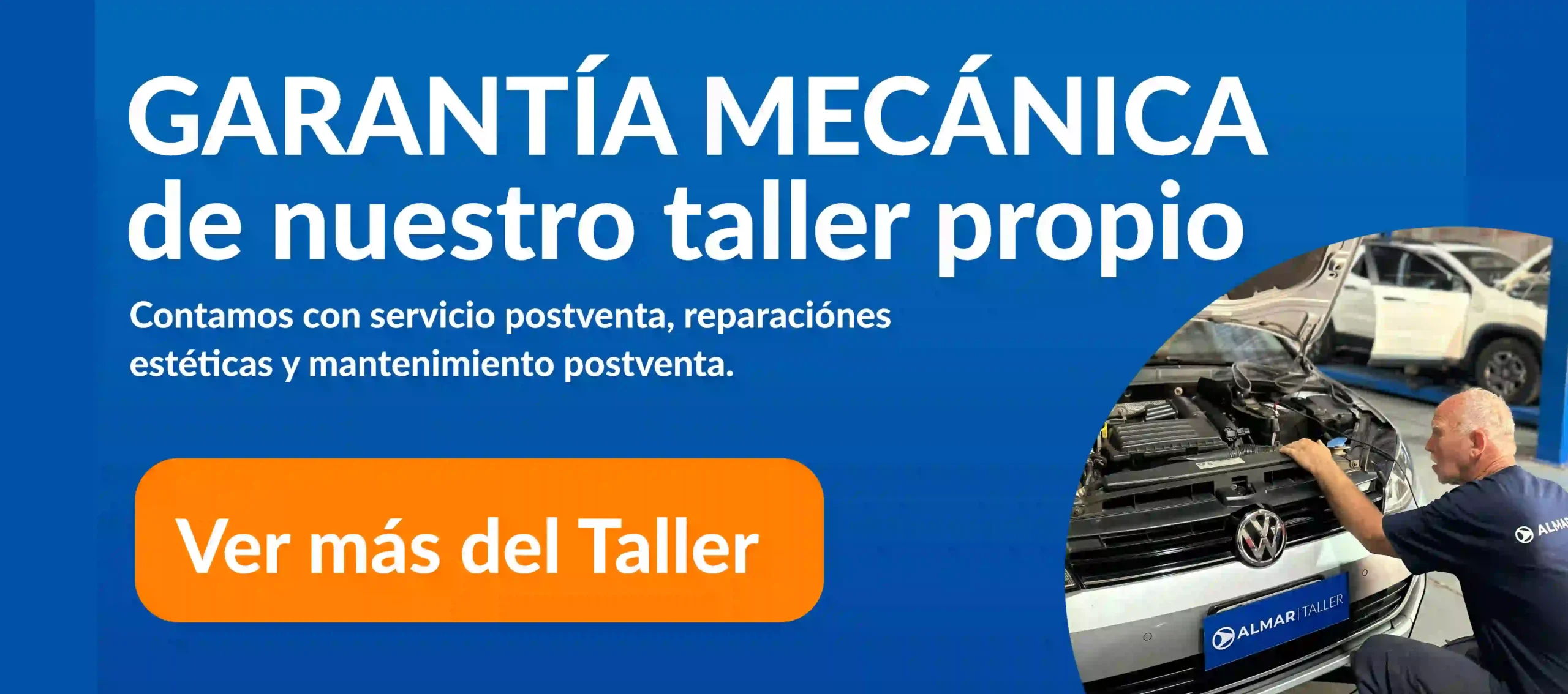 Mecánico de Taller Almar revisando el motor de un Volkswagen en nuestro taller propio