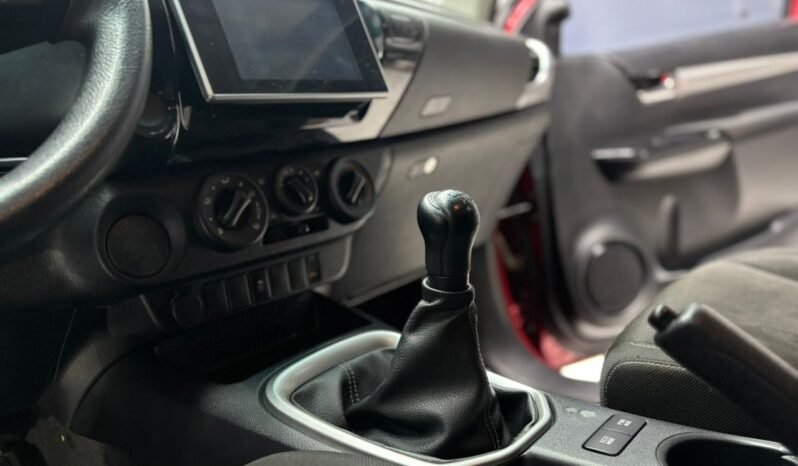 
								TOYOTA HILUX 4X2 D/C SR 2.4 TDI 6 M/T 2018 CON 160.000KM lleno									