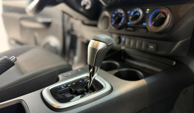 
								TOYOTA HILUX DC 2.4 TDI SR 4X2 AT6 2026 – 0KM lleno									