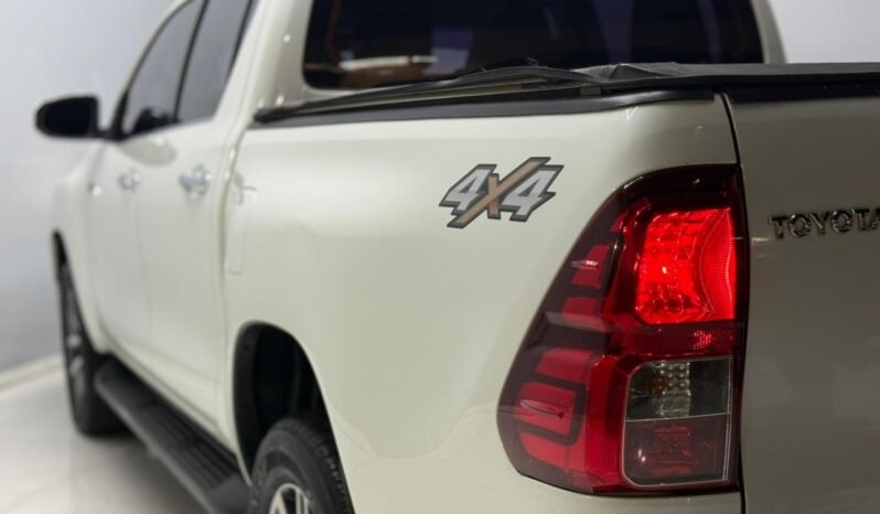 
								TOYOTA HILUX DC 2.8 TDI SRX 4X4 MT6 2016 CON 122.000KM lleno									