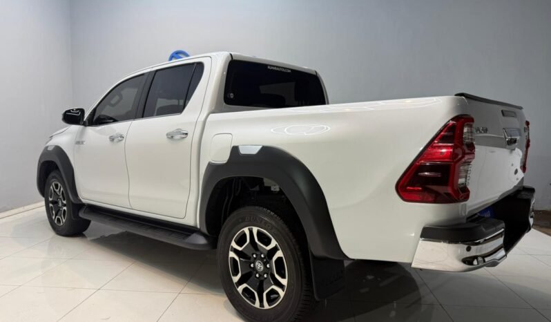 
								TOYOTA HILUX DC 2.8 SRX 4X2 AT6 2023 CON 40.000KM lleno									