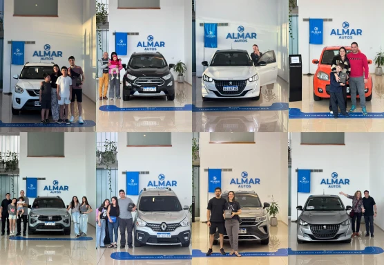 Clientes de Almar Autos posando junto a su auto nuevo en el salón