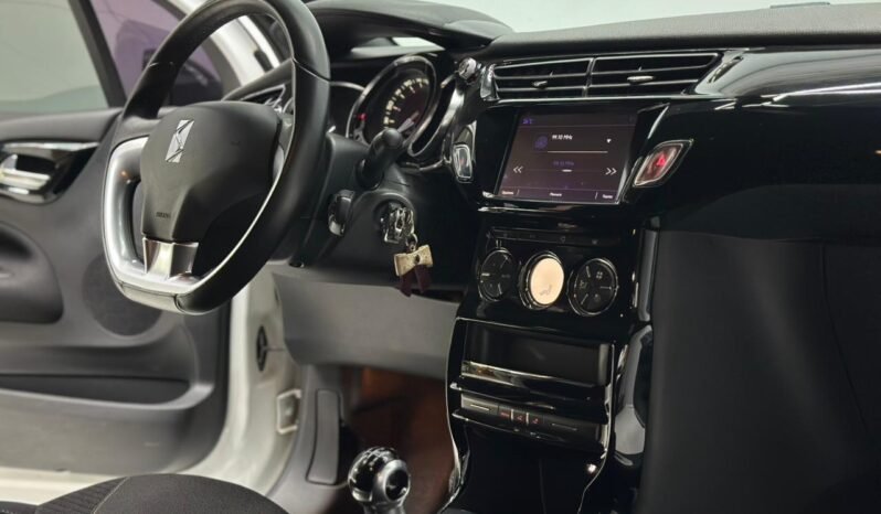 
								DS 3 VTI 120 SO CHIC AM32 CON 94.000KM lleno									