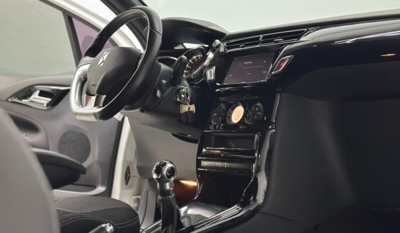 
								DS 3 VTI 120 SO CHIC AM32 CON 94.000KM lleno									